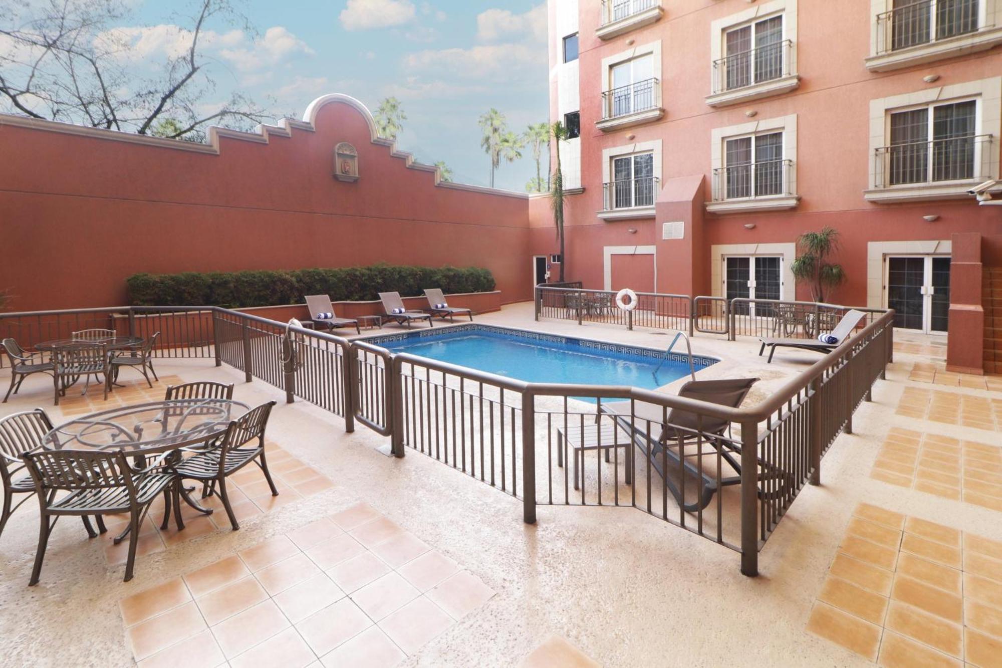 Holiday Inn Express Monterrey Galerias-San Jeronimo By Ihg Екстер'єр фото